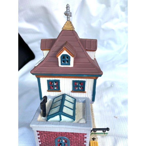 Lemax Kensington Depot Pre-owned With Box Light House Handpeinted - Picture 8 of 10